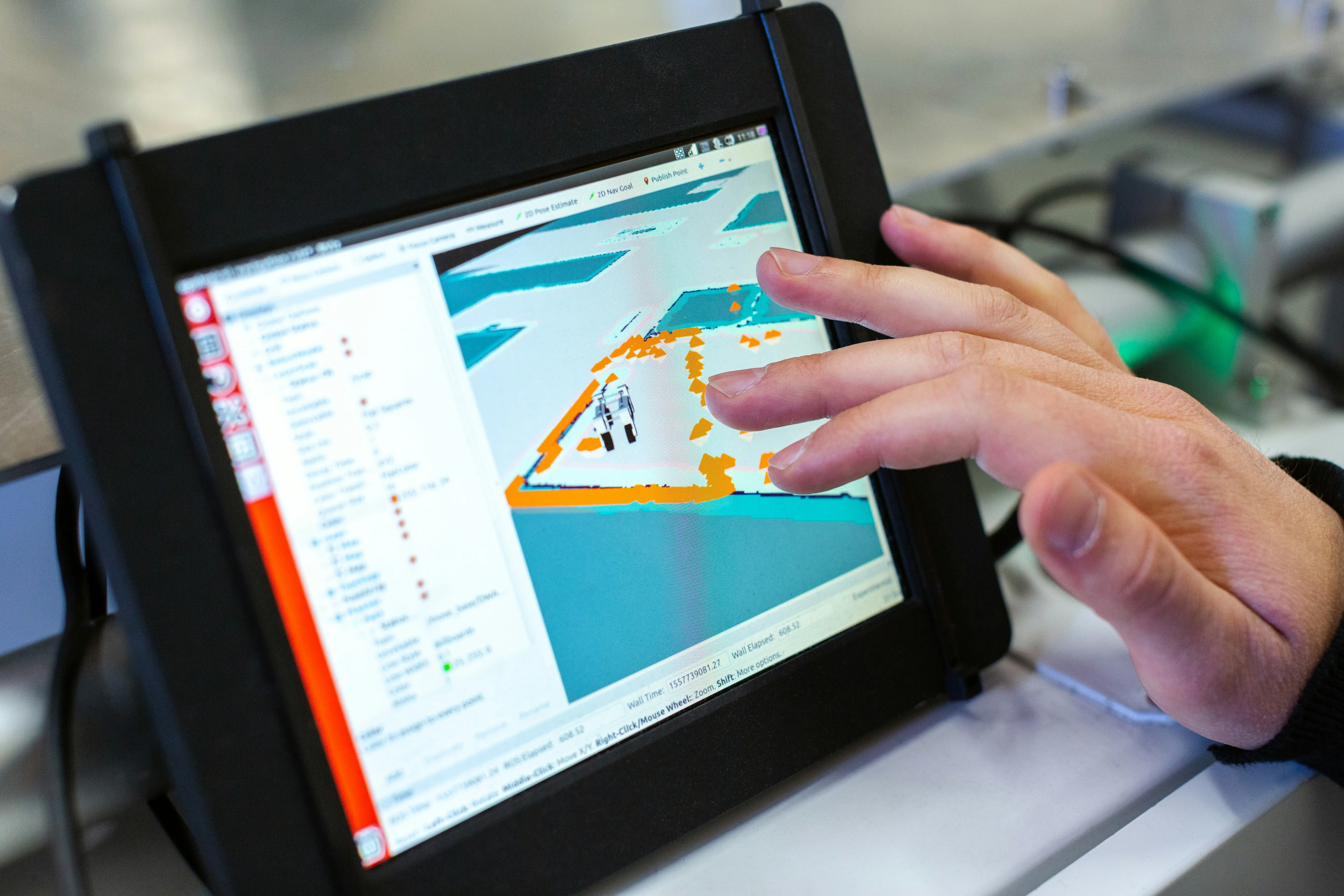 Operador monitoreando un sistema de gestión de terminal en una pantalla táctil resistente
